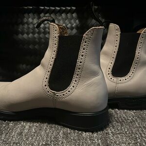 Blundstone high top #2156 size 6.5 is a US 9.5